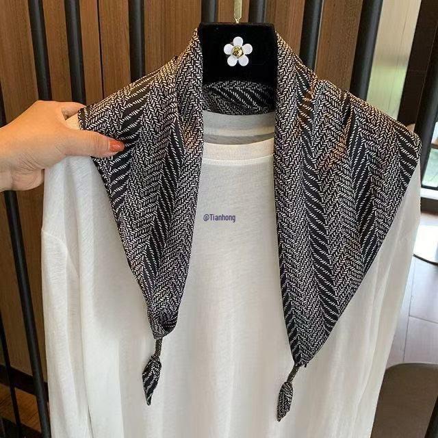 Retro Paisley Silk Triangle Scarf for Women – Versatile Waist and Jeans Accessory