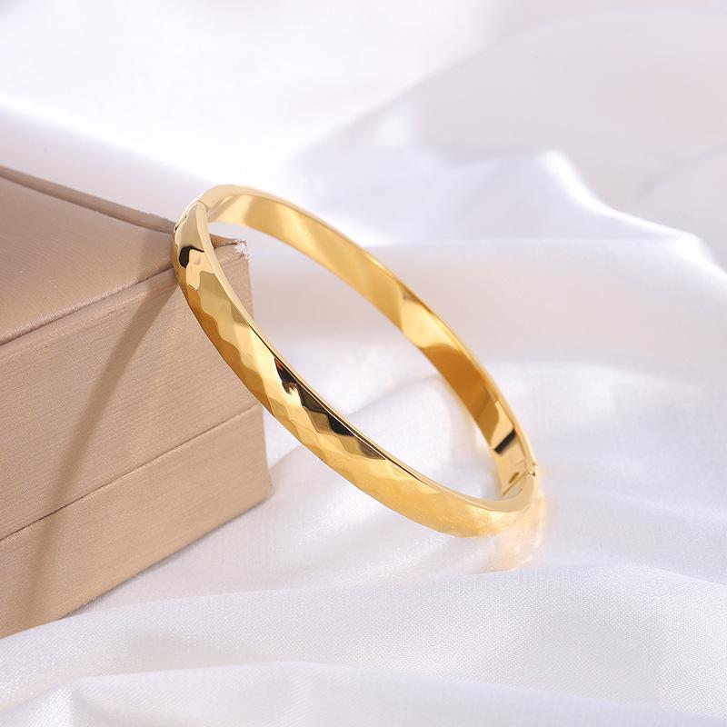 Women's Rhombus Fashionable, Simple and High-end Bracelet with Round Opening and Irregular Shape