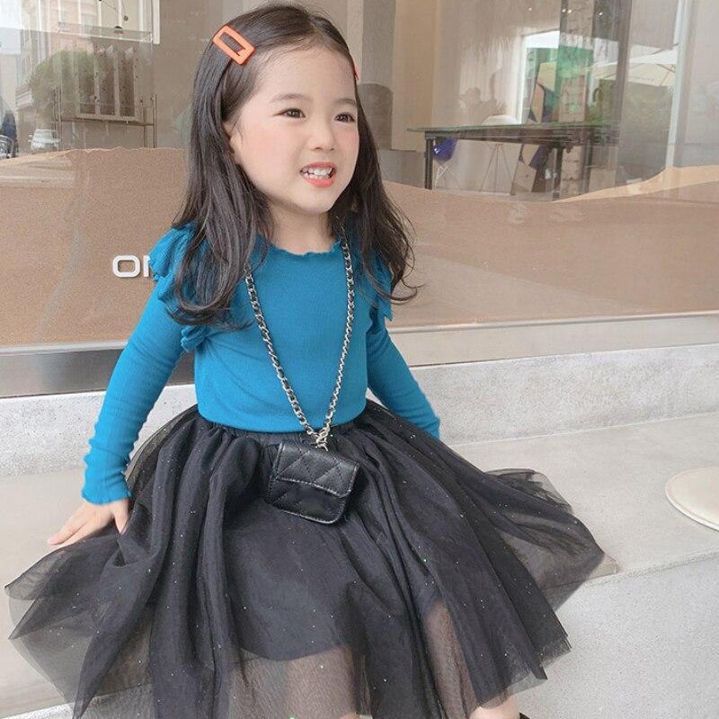 Девушка в осеннем контракте, чистый цвет, стройное тело, нижняя верхняя одежда