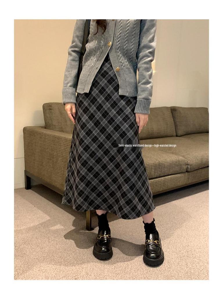 Клетчатая юбка средней длины с флисовой подкладкой - Зимняя коллекция 2025: Универсальная юбка в стиле милк-ти