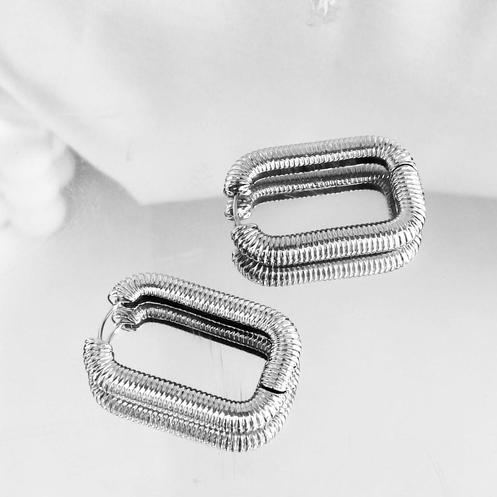 «Высококачественные металлические классические ретро-серьги — европейский и американский стиль, женская холодная ниша, мода знаменитостей»