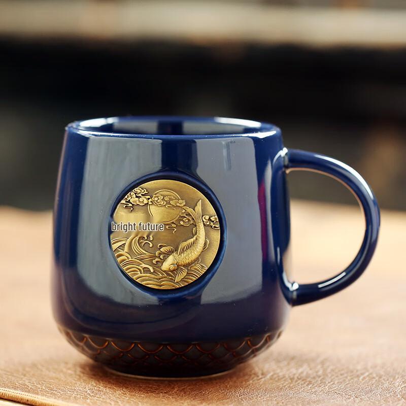 Керамическая кружка с рисунком рыбьей чешуи