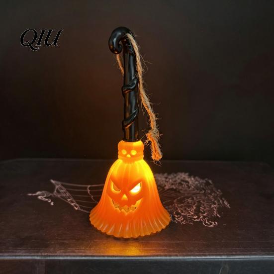 Hanging Broom Decor Halloween Pumpkin Light, LED Witch Lamp, Battery Operated Light Spooky Decorative for Holiday Party