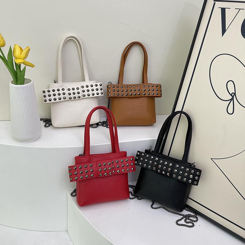 Сумки персонализированная заклепка маленькая сумка 2025 новая европейская и американская панк-стиль женская сумка-мессенджер на цепочке маленькая квадратная сумка