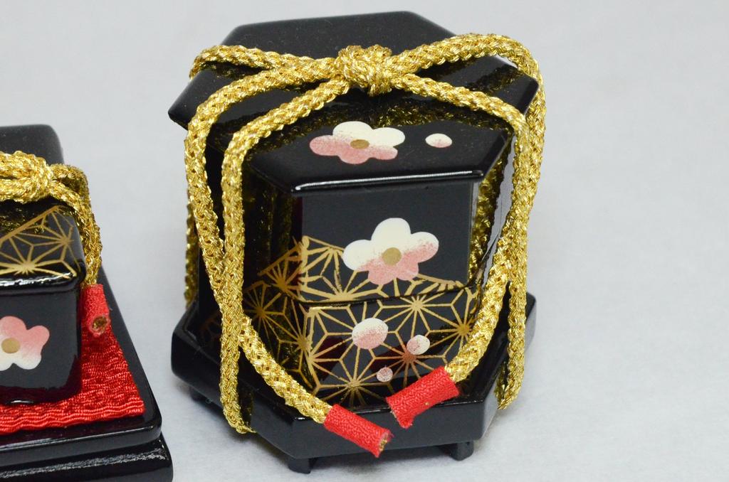 Переднее украшение, Джухо, узор из конопли и цветущей сливы, черное лаковое покрытие (Аксессуары для кукол Хина/Санпо) (размер 25)…