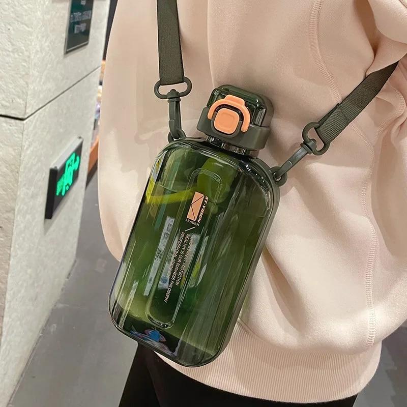 Плоская квадратная прозрачная бутылка для воды, портативная дорожная столовая с регулируемым ремешком, элегантная тонкая бутылка для спорта, кемпинга