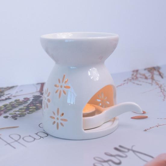 Essential Oil Burner with Spoon White Ceramic Aroma Burner Wax Melter with Cutout Design Home Tabletop Wax Warmer for Bedroom Meditation Room