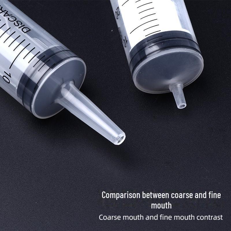 Стерильный одноразовый пластиковый шприц с иглой и чернильной трубкой для подачи и дозирования.