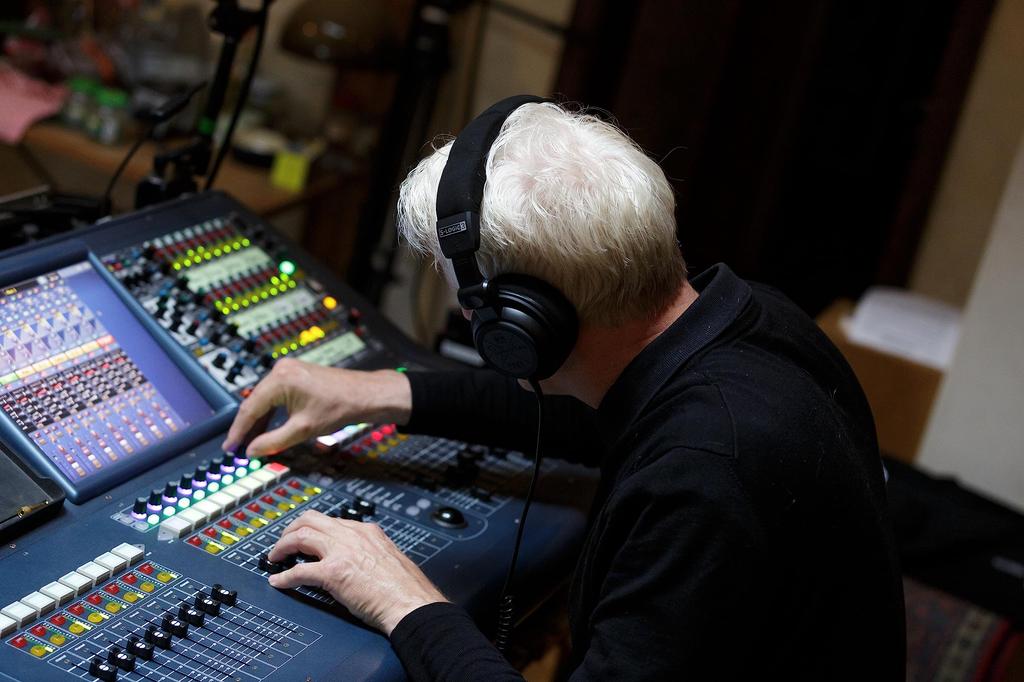 Динамический монитор с драйвером ULTRASONE Signature PURE 50 мм из майлара Оснащен технологией 3 LE Съемный витой кабель 2 м В комплект входит сумка для переноски Гарантия 2 года