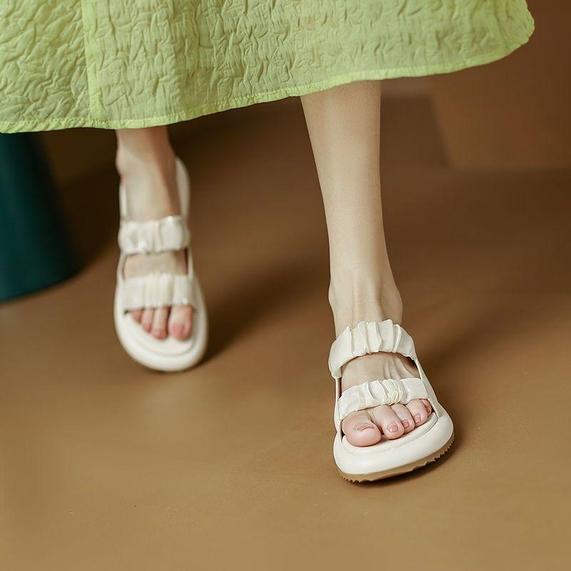 Модные сандалии женские удобные тапочки для дома и дома лето новинка 2024 с шикарными элегантными шлепанцами на платформе модные женские тапочки