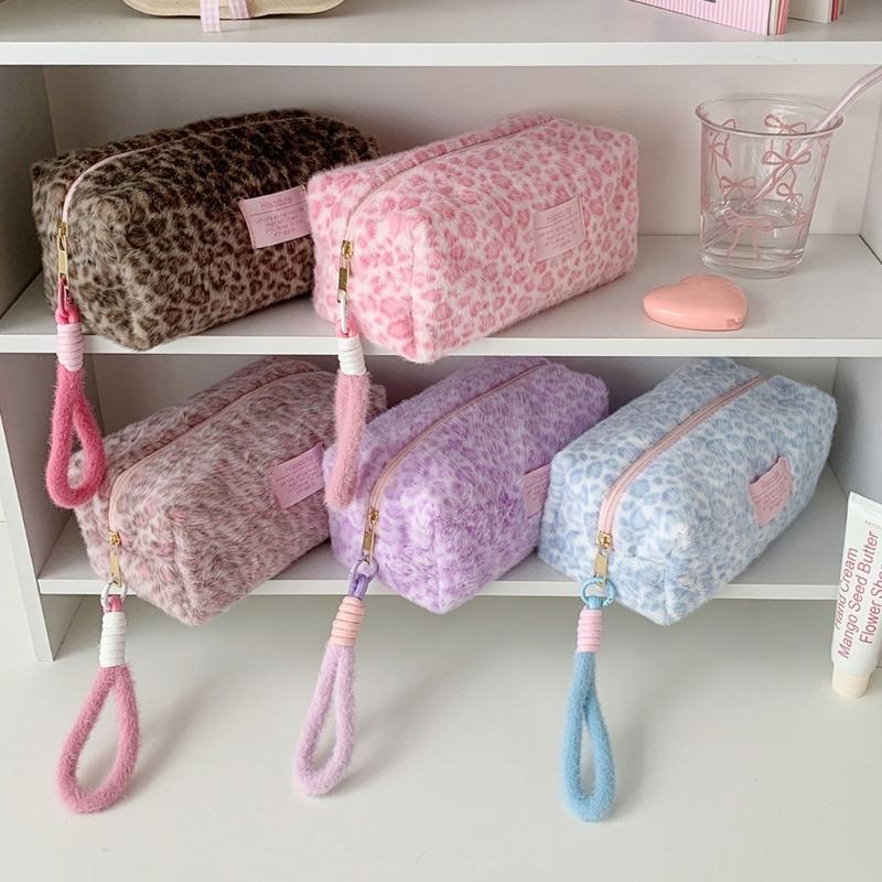 Soft Faux Hair Handheld Makeup Storage Pouch Large Capacity Leopard Pattern Cosmetic Case For Gym Skincare Products