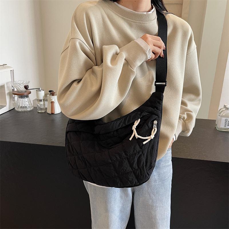 Large-capacity High-end Bag Women's 2025 New Autumn and Winter Tide Fashion Niche Nylon Single Shoulder Oblique Span Dumpling Bag
