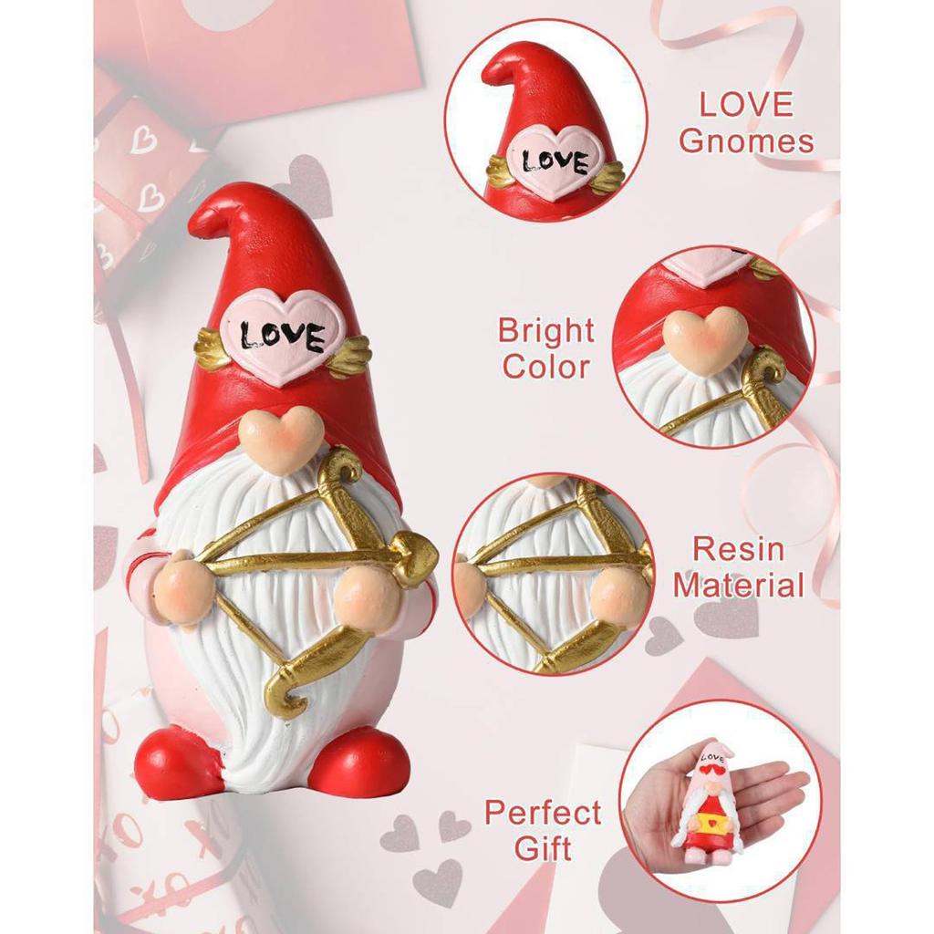 Пара гномов украшает дом статуэткой из смолы ко Дню святого Валентина