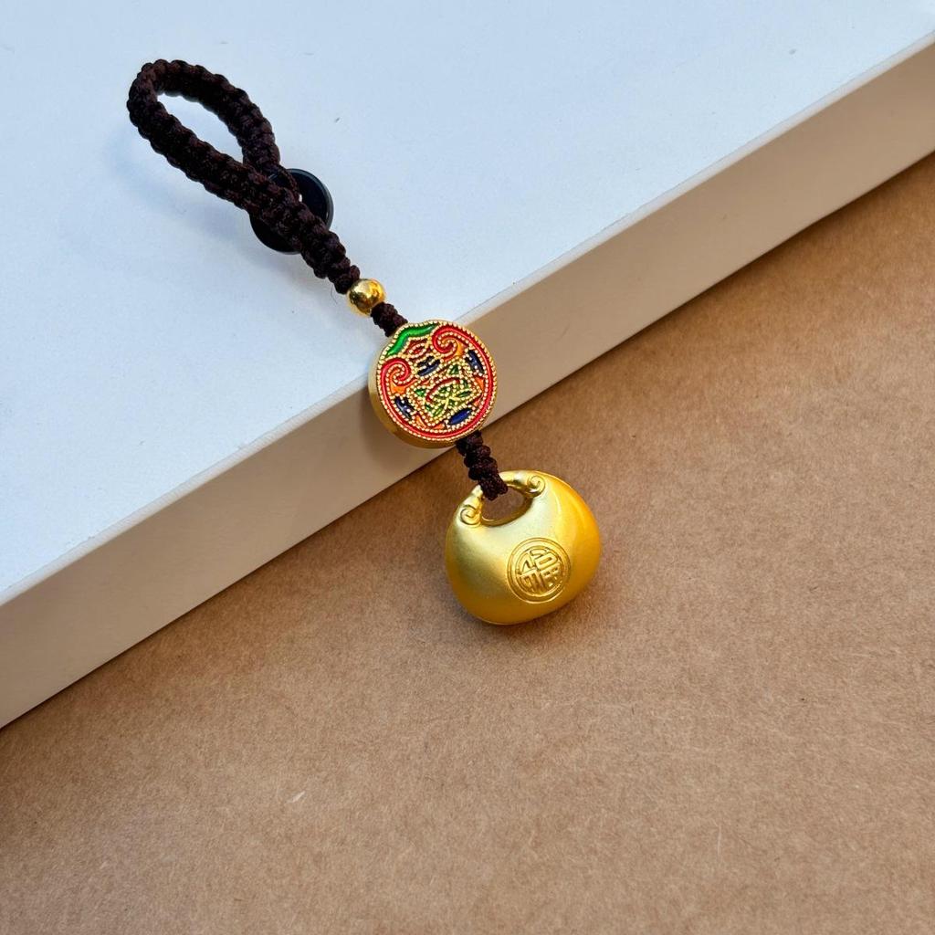 Древний золотой брелок-подвеска с красной веревкой на удачу