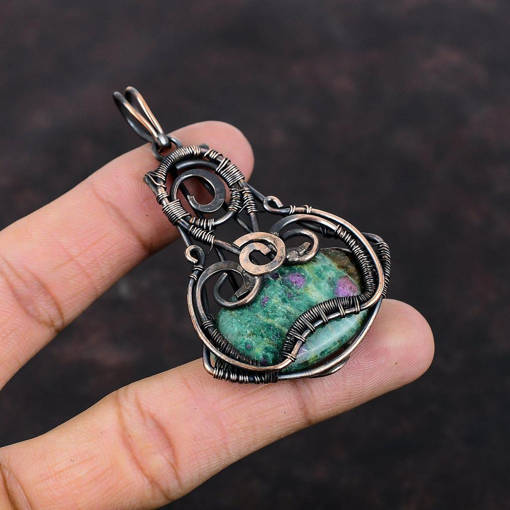 Подвеска Ruby Fuchsite, обернутая медной проволокой, драгоценный камень, кулон ручной работы, уникальное ювелирное изделие, обернутая медной проволокой, элегантное ювелирное изделие для подарка