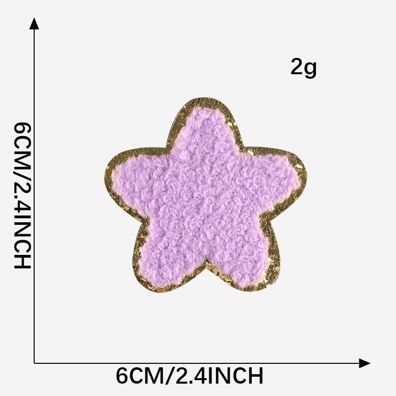 Полотенце из синели с золотой окантовкой, вышитыми нашивками в виде молний и радуги