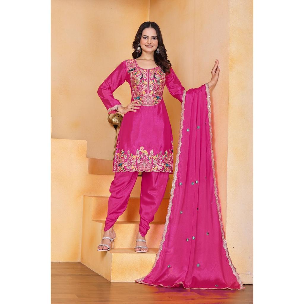 Представляем новый дизайнерский вышитый костюм дхоти с вышивкой в виде последовательности кодирования.