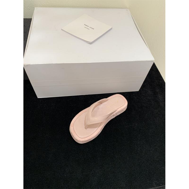 Корейская версия повседневных пляжных шлепанцев на платформе с леопардовым принтом, женские, весна-лето 2025, новые, удобные и нескользящие, для ношения на улице, с перемычкой для пальцев