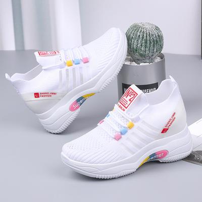 2024 Новые женские туфли в пределах высоты Повседневные легкие летающие ткани Нескользящие дышащие сетчатые женские туфли на платформе