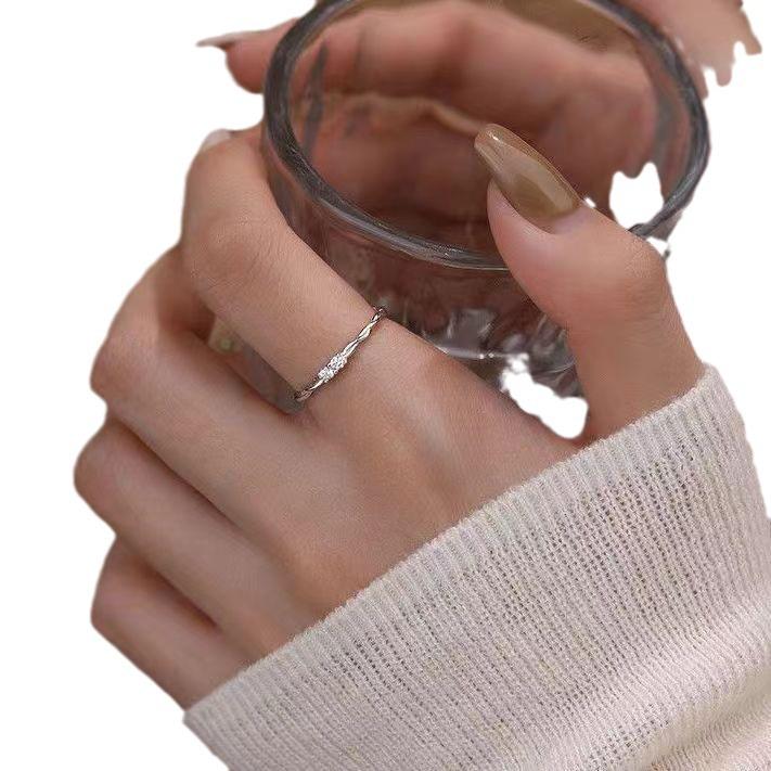 Кольцо с двойным витым бриллиантом из серебра 925 пробы для женщин - элегантный и минималистичный стиль