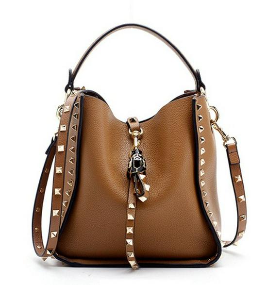 Сумка-ведро из натуральной кожи с заклепками и рисунком в виде головы тигра