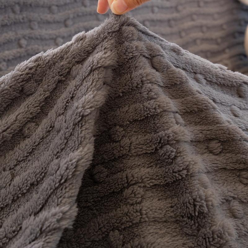 Зимнее толстое плюшевое полотенце для дивана можно расстелить или накрыть высококачественным простым кожаным чехлом, всеобъемлющим пыленепроницаемым чехлом из ткани, одеялом