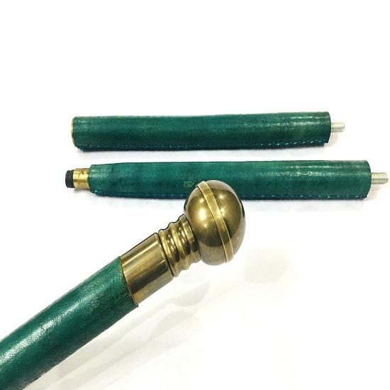 Старинная старинная деревянная трость с латунной ручкой и сферической ручкой компаса на деревянной палочке из зеленой кожи с окантовкой