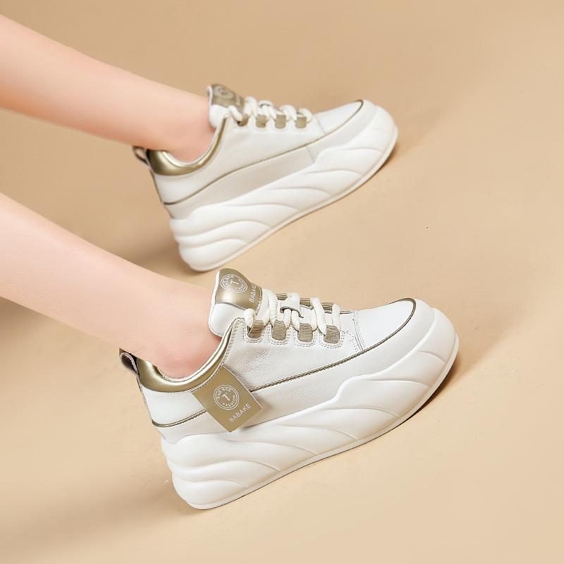 Женская повседневная обувь белого цвета на толстой подошве в корейском стиле 2024 года — визуально увеличивающая рост и модная