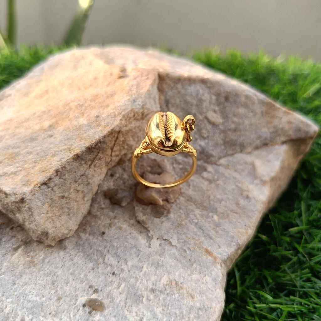 Кольцо с ядом в виде черепа из ракушек каури, кольцо с ядом из золота из ракушек каури, кольцо с ядом из ракушек ручной работы, кольцо с ядом в виде отделения для лекарств. Подарок для нее,