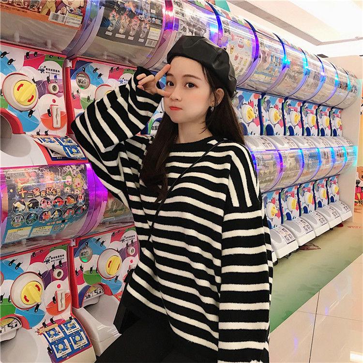 Весенняя корейская версия свободного свитера с круглым вырезом и длинными рукавами, облегающего полосатого пальто для студентки.