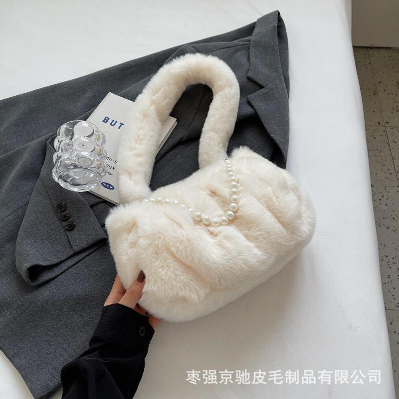 Женская 2024 новая мятая маленькая квадратная сумка через плечо мягкая плюшевая меховая женская элегантная сумка с жемчужной цепочкой подмышкой