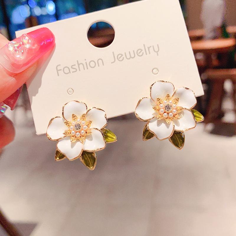Asymmetric Gardenia Flower Earrings for Women Fashion Jewelry Trendy Luxury Pearl Women's Stud Earrings