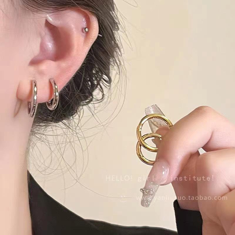 Минималистичные ретро-серьги в холодном стиле: Высококачественные, уникальные, универсальные ушные клипсы с уникальным дизайном и неподвластным времени характером.