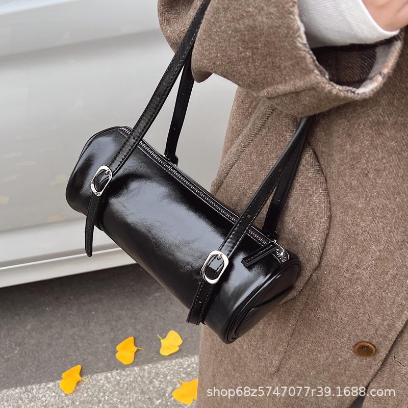 Korean version of the trend drum underarm bag women's 2025 spring new portable baguette bag shoulder bowling commuter bag