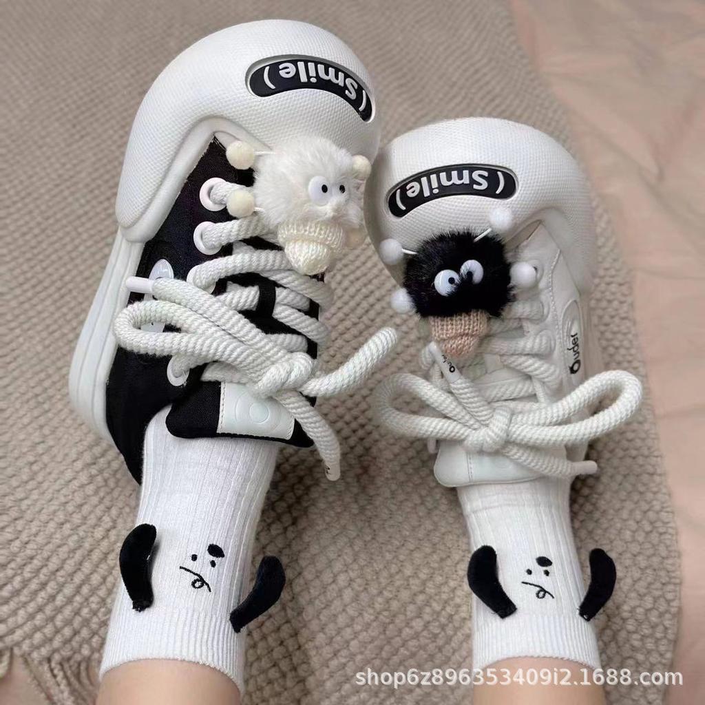 Новые нишевые оригинальные милые большие уродливые милые туфли для женщин 2025 года, летние универсальные повседневные маленькие белые туфли с открытой улыбкой