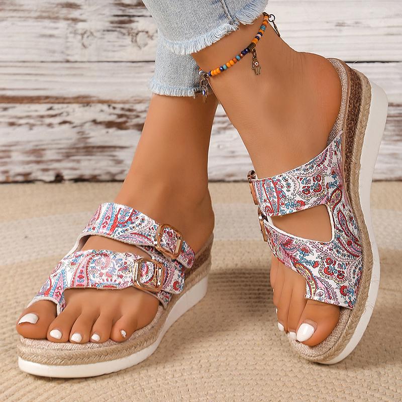 Модные женские босоножки на танкетке с принтом, с кольцом на носке, с двумя пряжками, женские летние легкие нескользящие пляжные сандалии