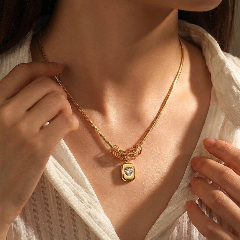 Diamond Inlaid Heart Pendant Titanium Steel Necklace Premium Sweater Chain Tarnish Free 18K Gold Clavicle Chain Jewelry