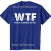 С 50-летием WTF Кому исполняется пятьдесят Смешные футболки на 50-летие Мужская мода Повседневная 100% хлопок Свободная футболка оверсайз