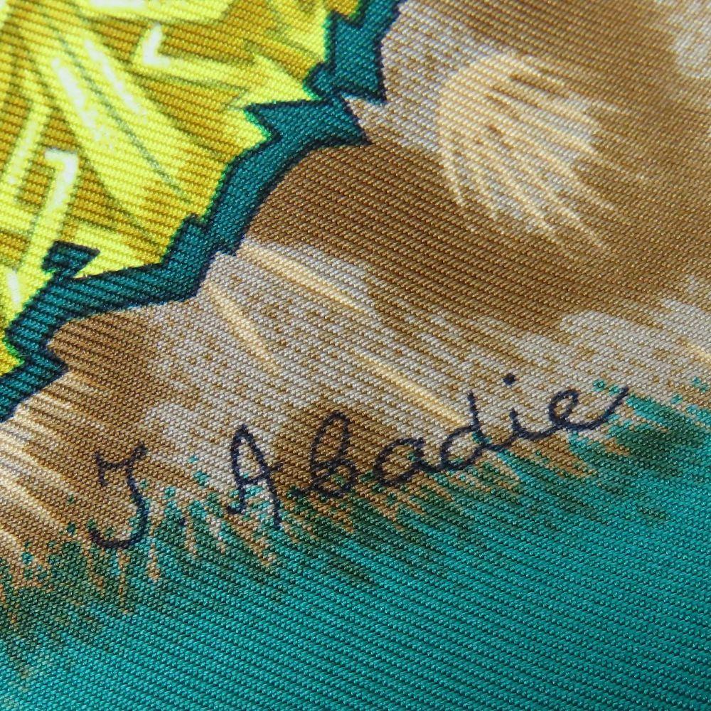 Поношенный шелковый платок HERMES Calle 90 зеленый многоцветный CASOUES et PLUMETS