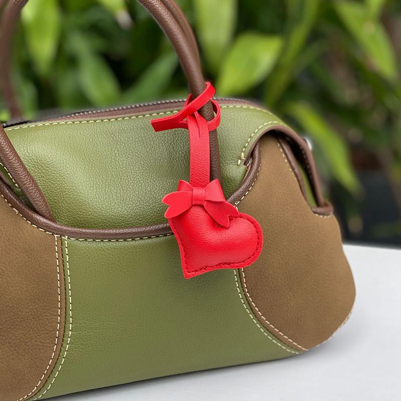 1 шт. Подарочный держатель для ключей из искусственной кожи в форме сердца, брелок для ключей, модные бирки для багажа, подвеска в виде банта на сумку для женщин, подвески с пряжкой