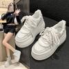 Маленькие белые туфли женские осенние толстые подошвы для пожилых людей с чувством повседневного спорта в высоких туфлях-булочках
