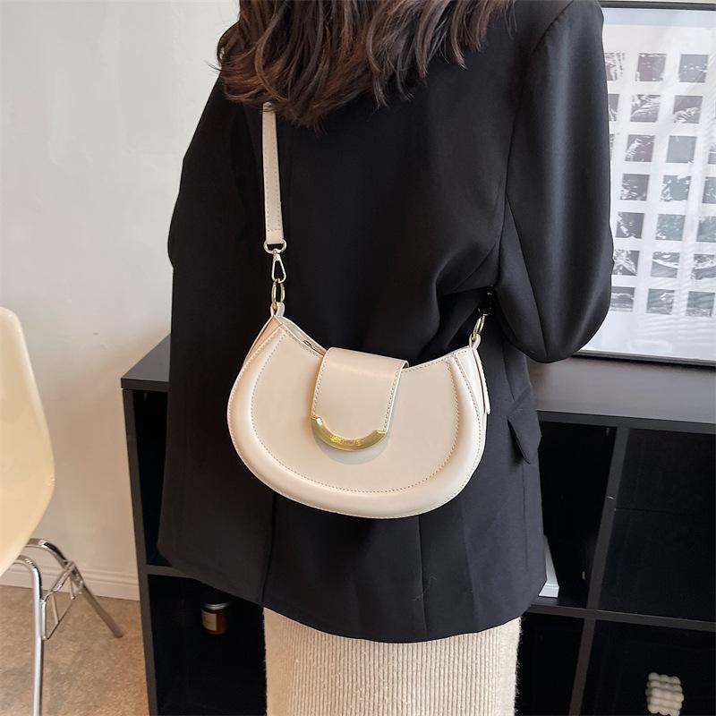 Fashion Korean version niche underarm bag 2025 new simple hand shoulder bag versatile temperament messenger commuter lady