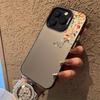 Чехол для iPhone 12 Pro Max, 14 Plus, 15, 16 и 17 с окрашенными в осенние цвета ветками. Продвинутый серебряный лазерный дизайн.