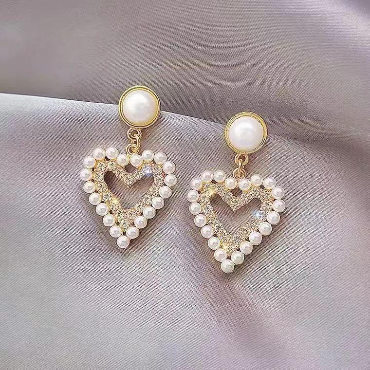 Zirconia Heart Love Earrings Female Light Luxury Design Silver Pin Comfortable Elegant Earrings
