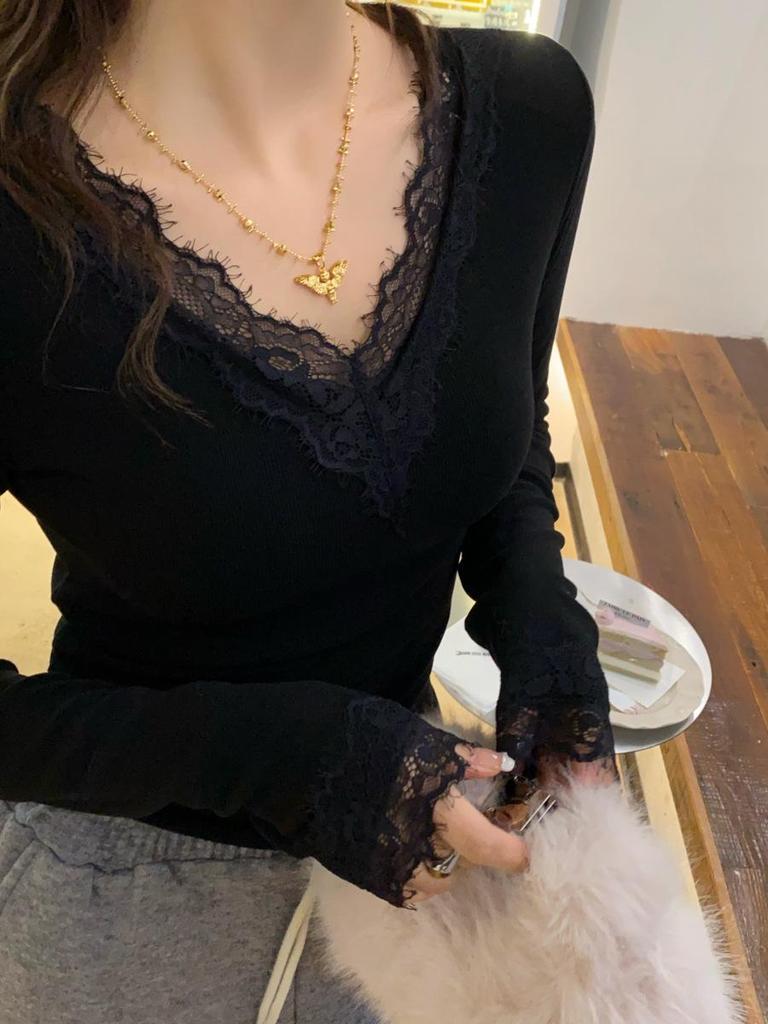 Женская футболка с V-образным вырезом, кружевной отделкой, облегающего кроя, с длинными рукавами и начесом (Коллекция Ранней Осени 2025)