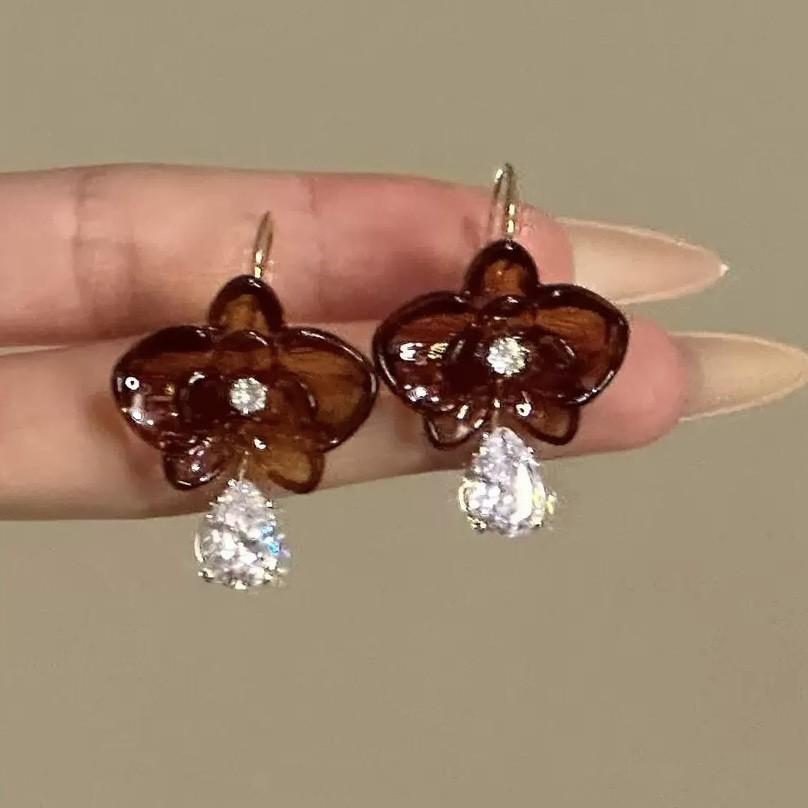 Silver Needle Geometric Stud Earrings: Retro, Light Luxury, Versatile Fashion, Elegant Accessories.