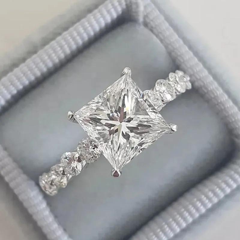 Luxurious Square Zircon Simple and High-end Sparkling White Women's Elegant Daily Engagement Ring