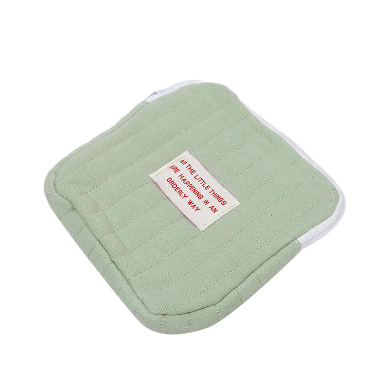 Сумка для хранения помады держалась рука об руку с сумкой для полотенец тети