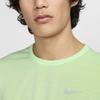 Nike Футболка Dri-FIT Miler однотонная с логотипом и светоотражающим дизайном, с круглым вырезом и коротким рукавом, мужские топы, цвет паровой зеленый DX0875-376