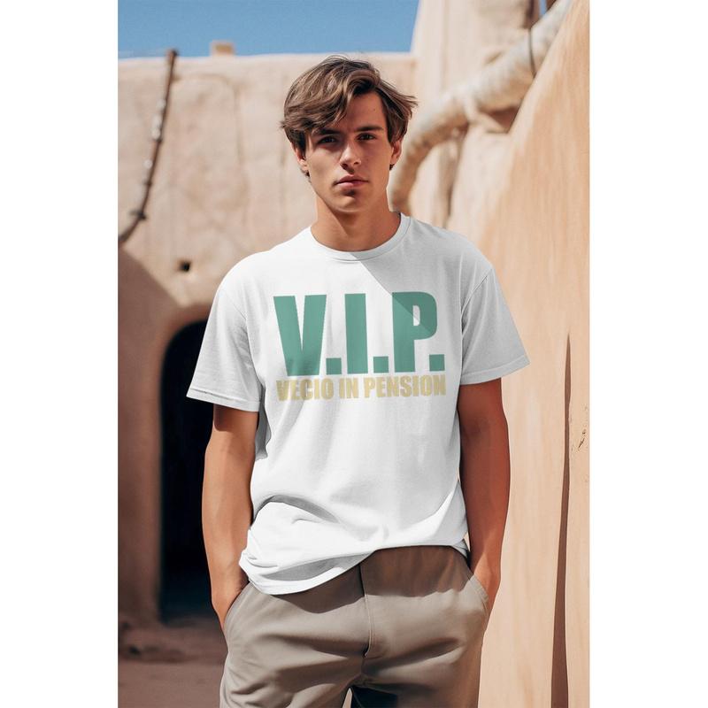 V.I.P. Vecio In Pension Regalo Detti Divertenti Maglietta Tee Unisex For Man Gift Cottoned